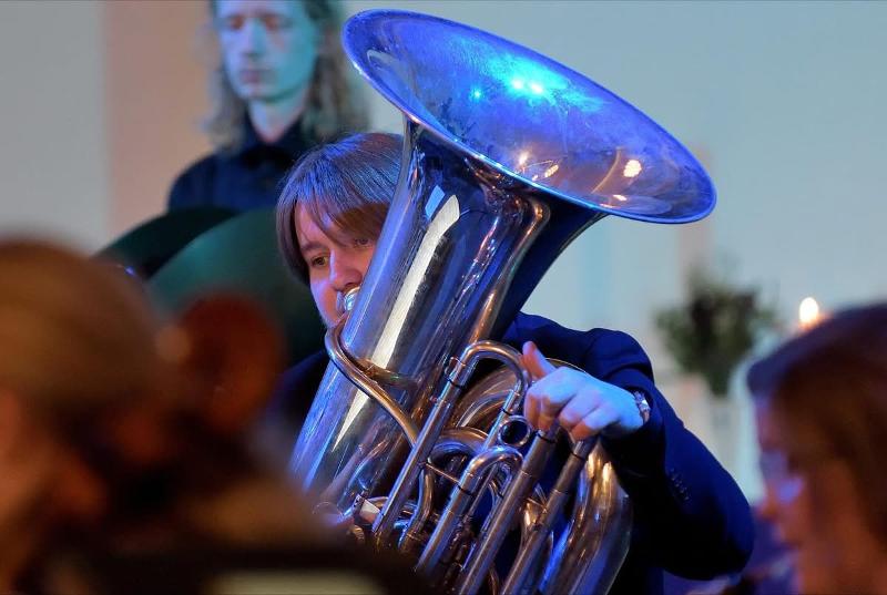 Bilde av Peter som spiller tuba